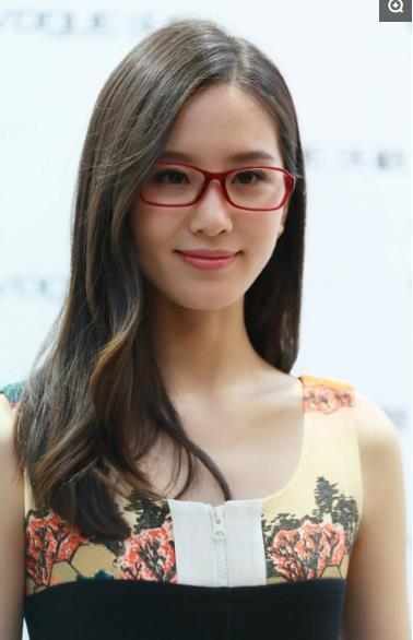 鏡頭背后的挑戰(zhàn)與人生的無(wú)限可能，近視明星的故事