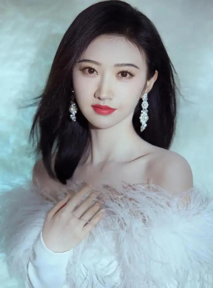 光環(huán)下的多元視角，漂亮女明星的璀璨人生