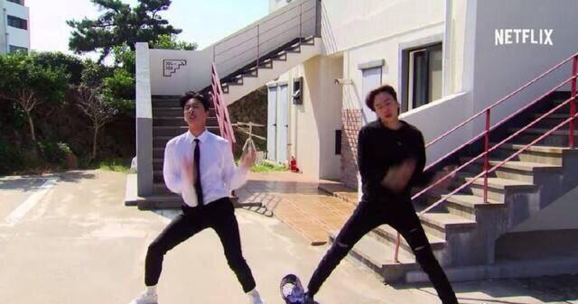 小巷深處的最新甩手舞秘境，舞動風潮掀起熱潮