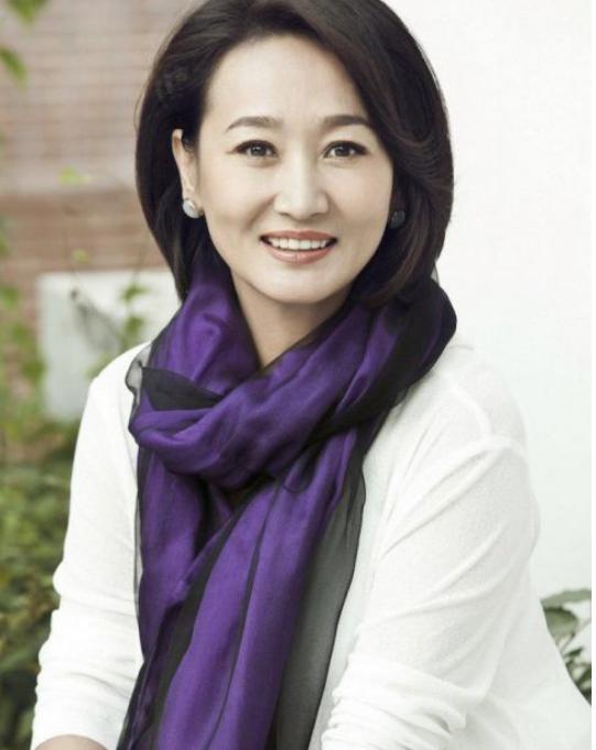 女演員的自信之旅，從模仿到原創(chuàng)的成就之路