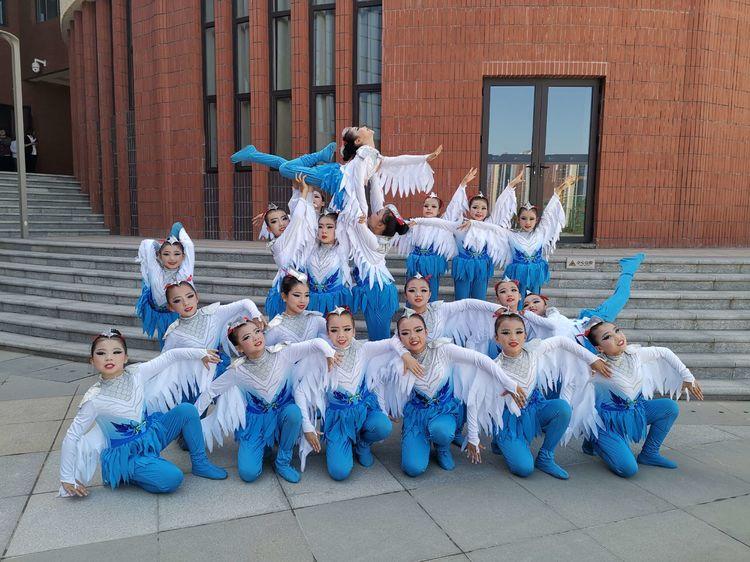 小學(xué)校園舞蹈展示，舞動(dòng)童年，愛(ài)與陪伴的溫馨篇章