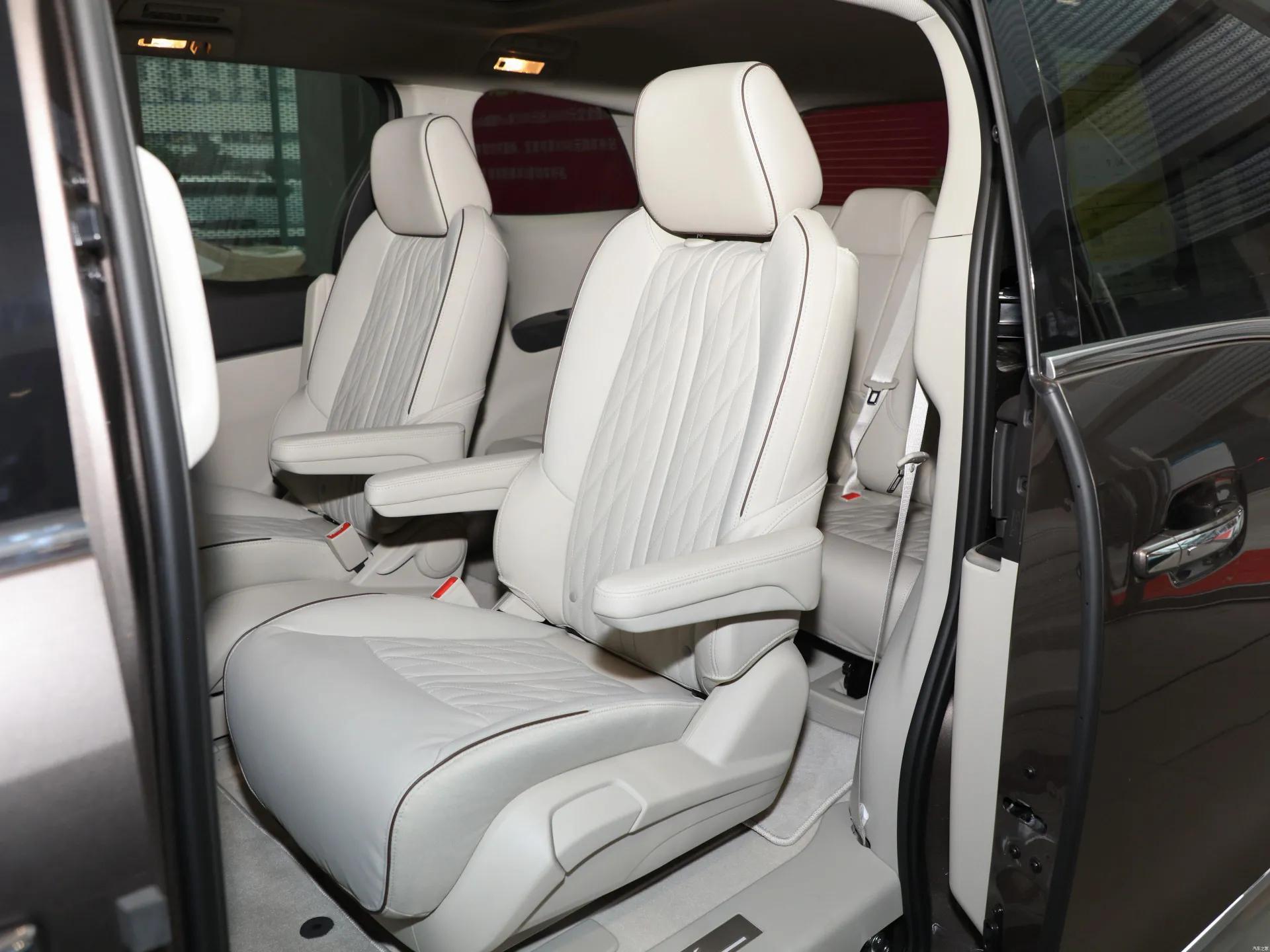 GL8最新款，小巷中的驚喜發(fā)現(xiàn)