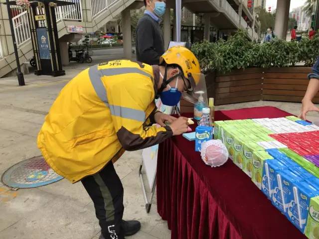 最新街頭攤位利器，創(chuàng)新與監(jiān)管的博弈挑戰(zhàn)街頭經(jīng)濟(jì)新趨勢(shì)