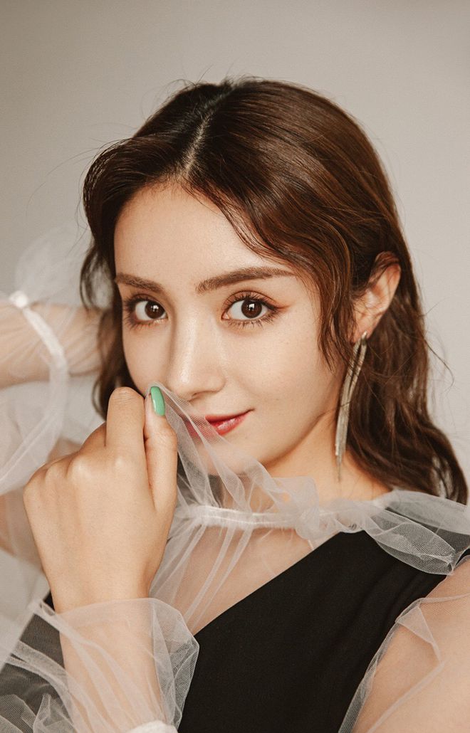 維吾爾族女明星的旅行，自然美景與內(nèi)心平靜的探尋之旅