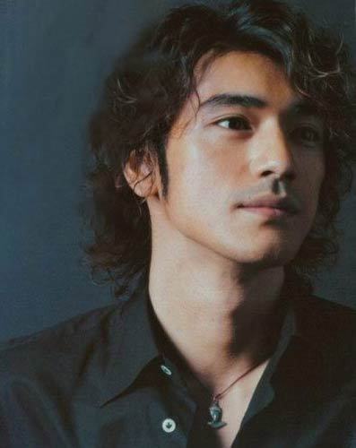 外國明星帥哥，變化、自信與成就的力量之旅