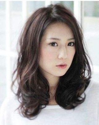 中長發(fā)女明星，展現(xiàn)變化、學(xué)習(xí)與自信的力量之美