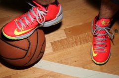 最新籃球鞋上市資訊，小巷深處的寶藏店探秘