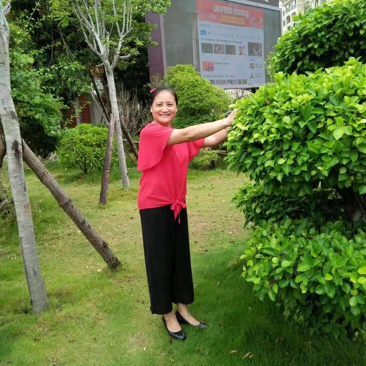 秀云風(fēng)采照，學(xué)習(xí)之光照亮自信之路