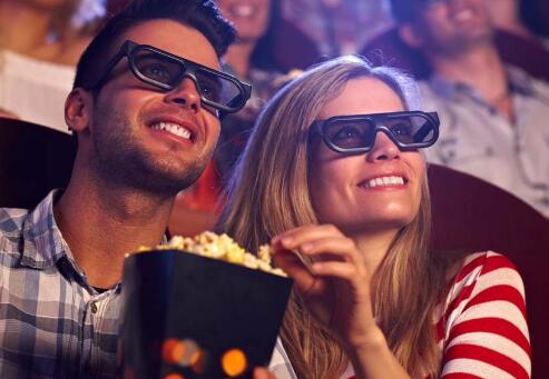 電影中的手牽手藝術(shù)，小巷深處的浪漫邂逅之道