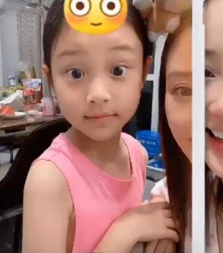 甜馨最新動(dòng)態(tài)，成長(zhǎng)、發(fā)展與科技影響下的成長(zhǎng)軌跡