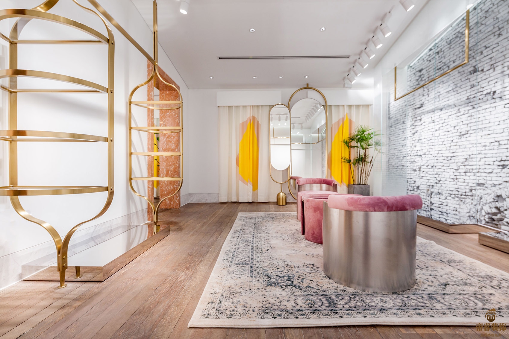 時尚試衣間風(fēng)采，科技新品重塑未來時尚體驗