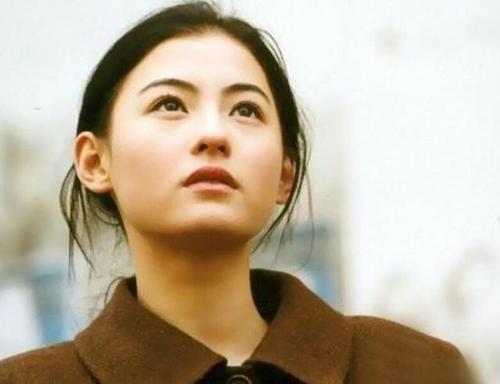 張柏芝最新寫真亮相，時代印記與影壇地位的展現(xiàn)風采