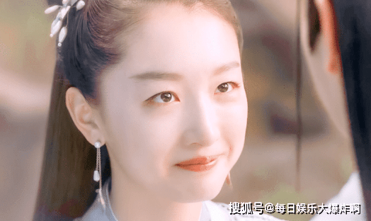 許怡，小巷深處的獨特邂逅之旅