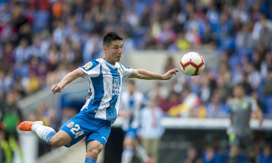 足球比賽的藝術(shù)表現(xiàn)與競技精神交融瞬間畫作品欣賞