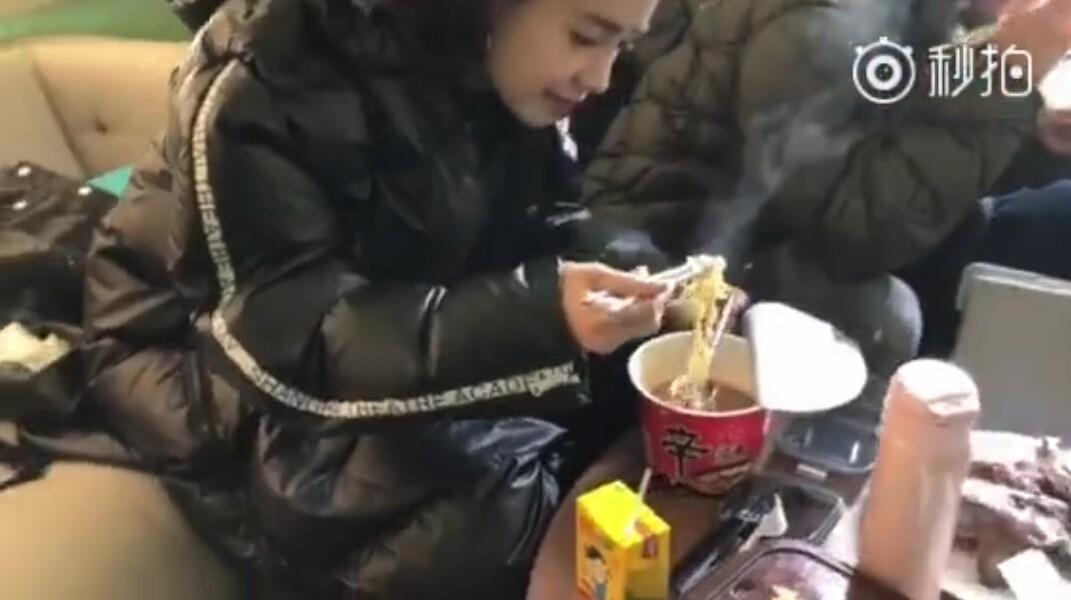 明星吃泡面，一碗面的日常與友情故事