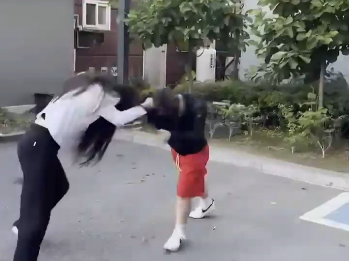 女生打架熱血瞬間大放送，不容錯過的更新！