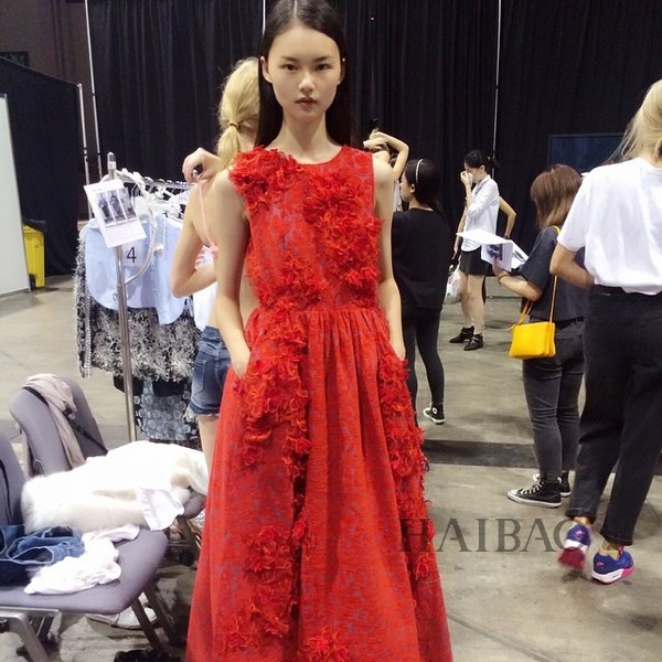 時(shí)尚新秀模特集結(jié)，一場(chǎng)視覺(jué)盛宴的多元解讀