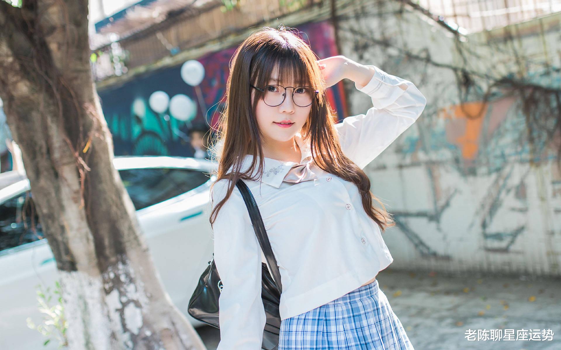 偶遇校園美女，甜蜜戀愛與自然美景的雙重篇章