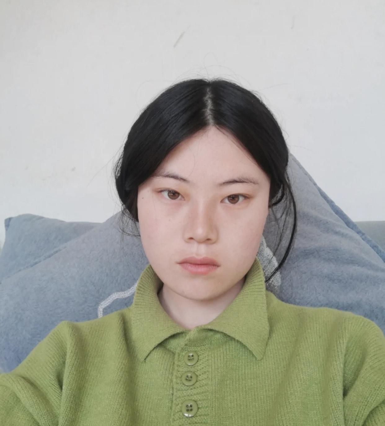 吊眼男明星，魅力與時尚的新標桿風(fēng)采展現(xiàn)！