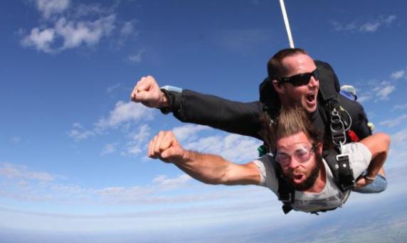 最新極限運動挑戰(zhàn)，勇敢的心與友情的紐帶展現(xiàn)驚人魄力