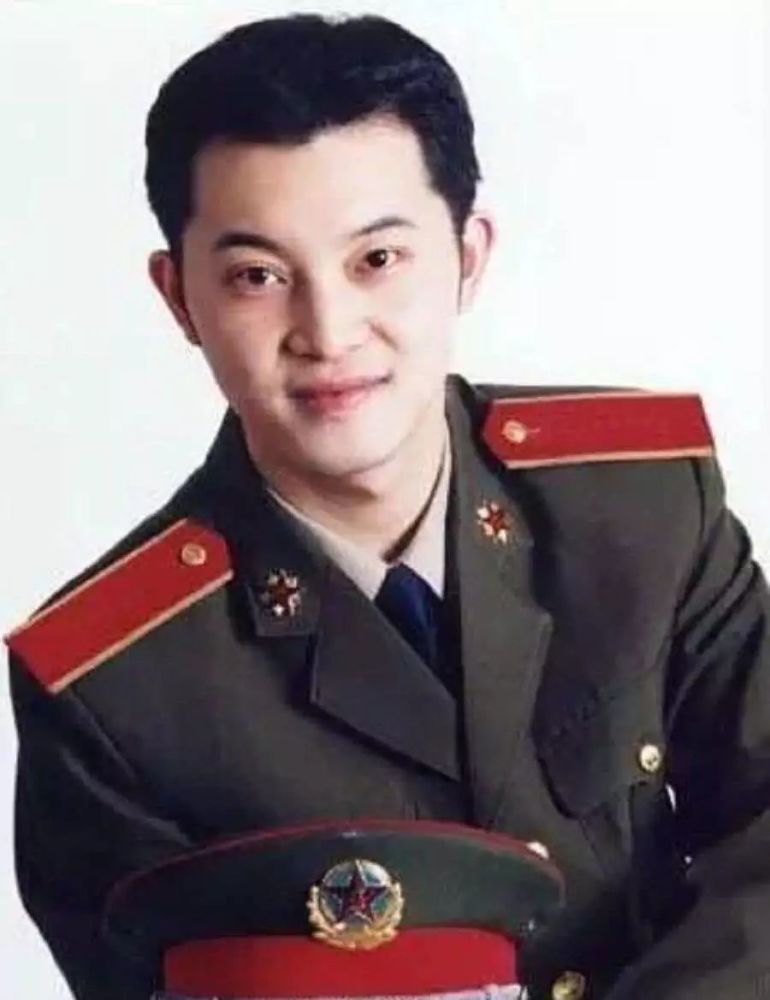 軍藝校草時(shí)代之光下的璀璨新星風(fēng)采展露