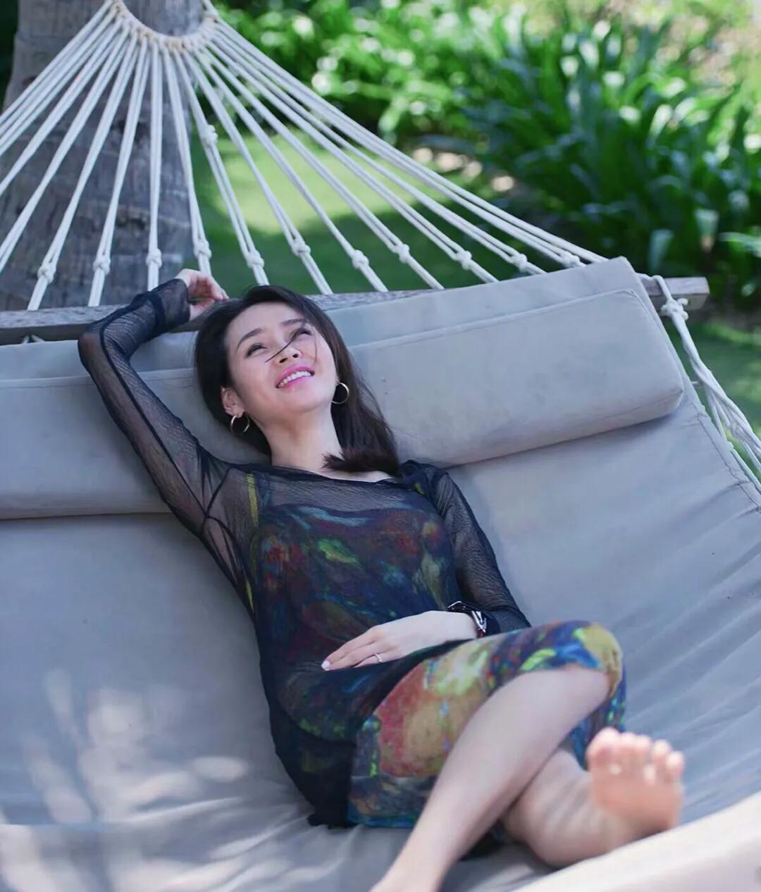 于明加的快樂日常，友情、家庭與愛的溫馨時光