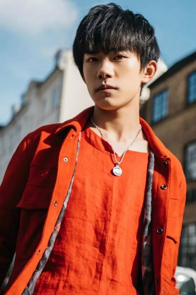 易烊千璽北京街拍，時代風尚的標桿