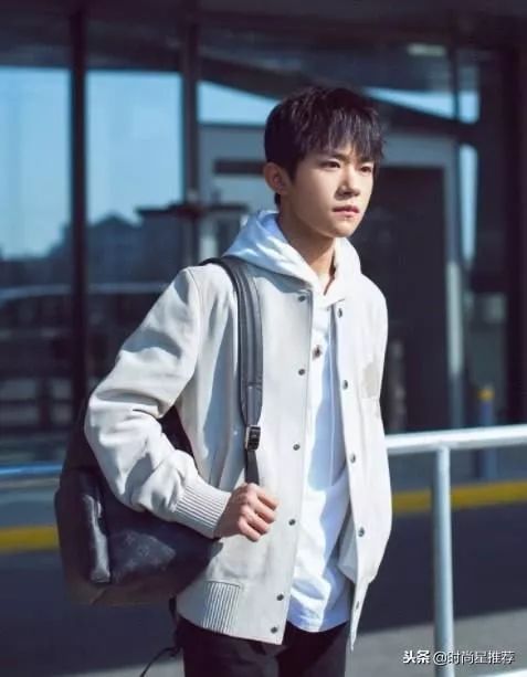 易烊千璽2025最新街拍，小巷深處的時尚魅力