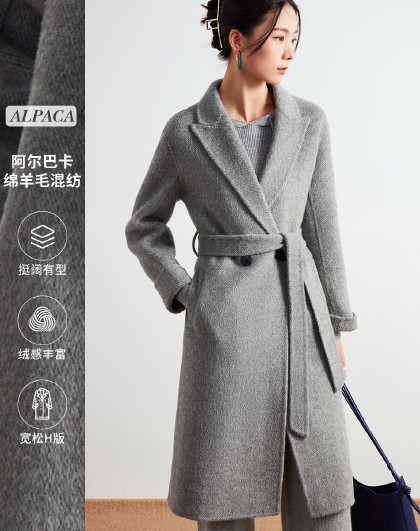 阿爾巴卡大衣最新時(shí)尚版本，小巷深處的時(shí)尚秘境探索