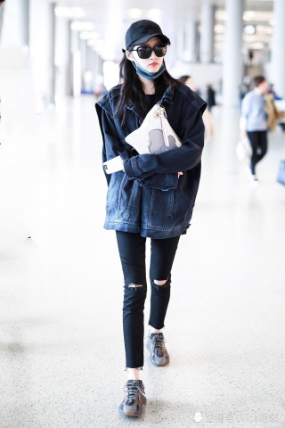 關(guān)曉彤機(jī)場(chǎng)新照，力量與自信的綻放之美