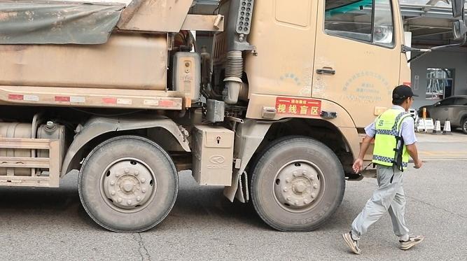 深圳泥頭車新時(shí)代，科技重塑運(yùn)輸業(yè)，最新政策引領(lǐng)泥頭車發(fā)展